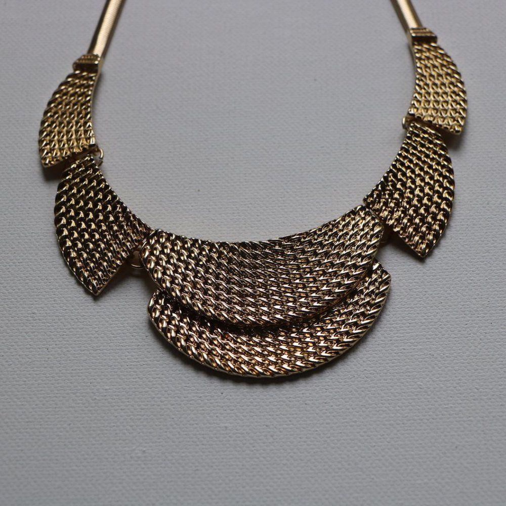 Elegant Guess Necklace